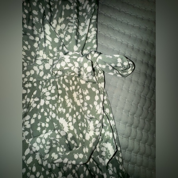 Kaileigh Green and White faux Wrap-Style crop Jumpsuit. Size Small P. Worn once - Picture 11 of 16